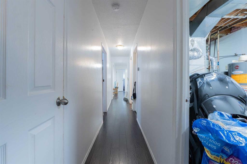 27 Erin Grove Court Se, Calgary, AB - Indoor Photo Showing Other Room