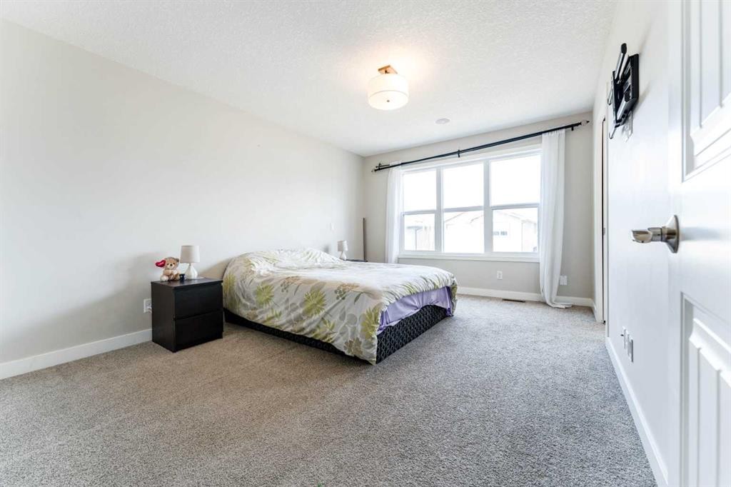 42 Buckskin Way, Cochrane, AB - Indoor Photo Showing Bedroom