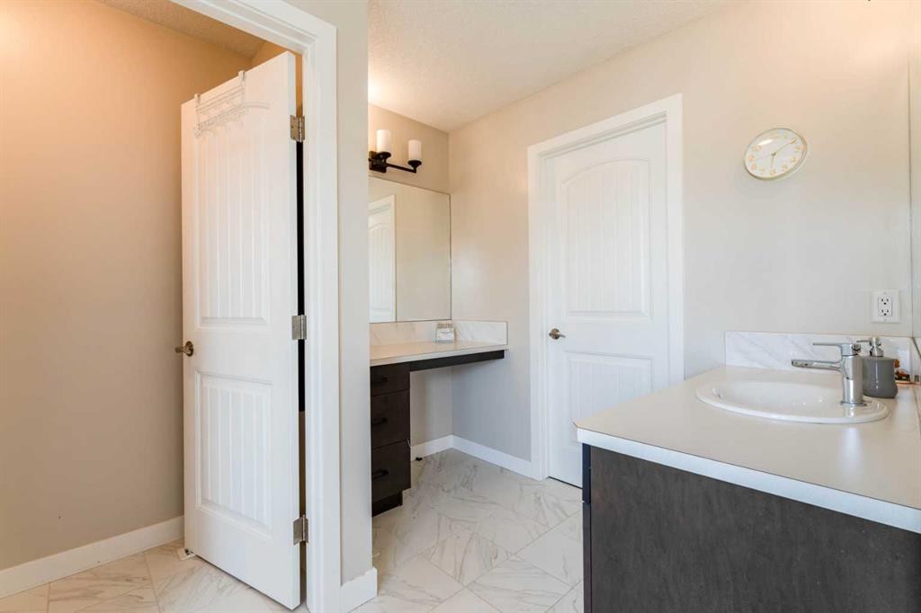 42 Buckskin Way, Cochrane, AB - Indoor Photo Showing Bathroom