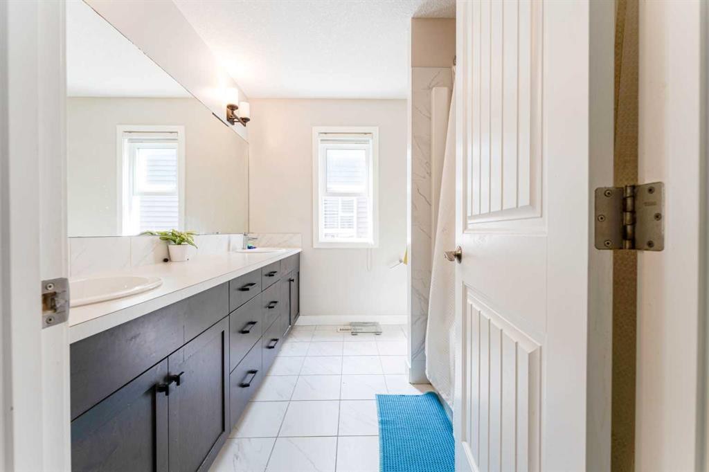 42 Buckskin Way, Cochrane, AB - Indoor Photo Showing Bathroom