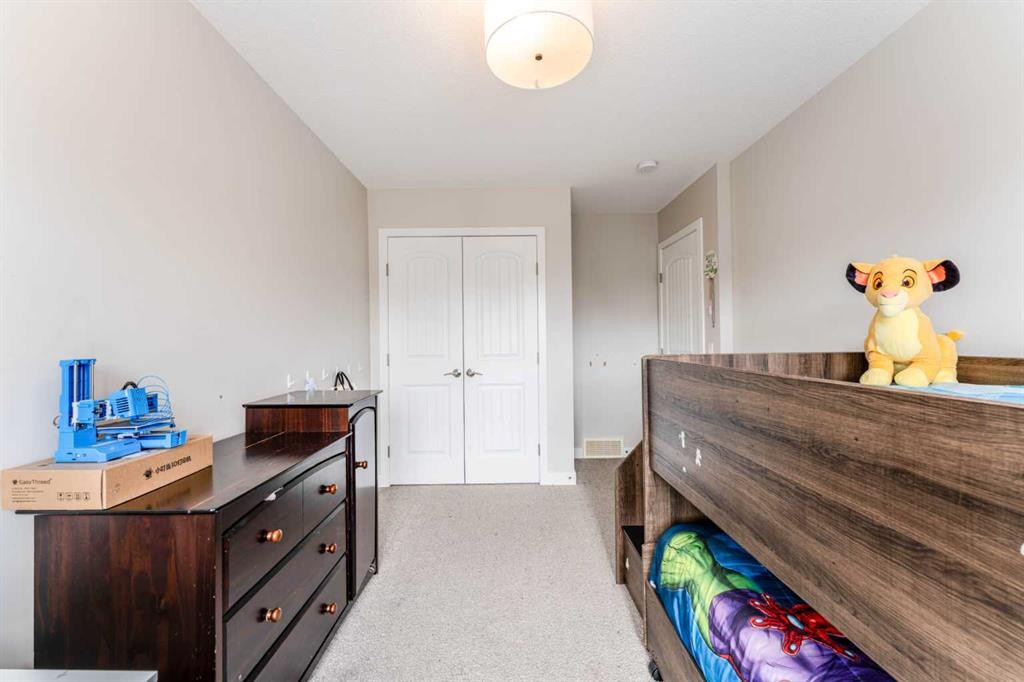 42 Buckskin Way, Cochrane, AB - Indoor Photo Showing Bedroom