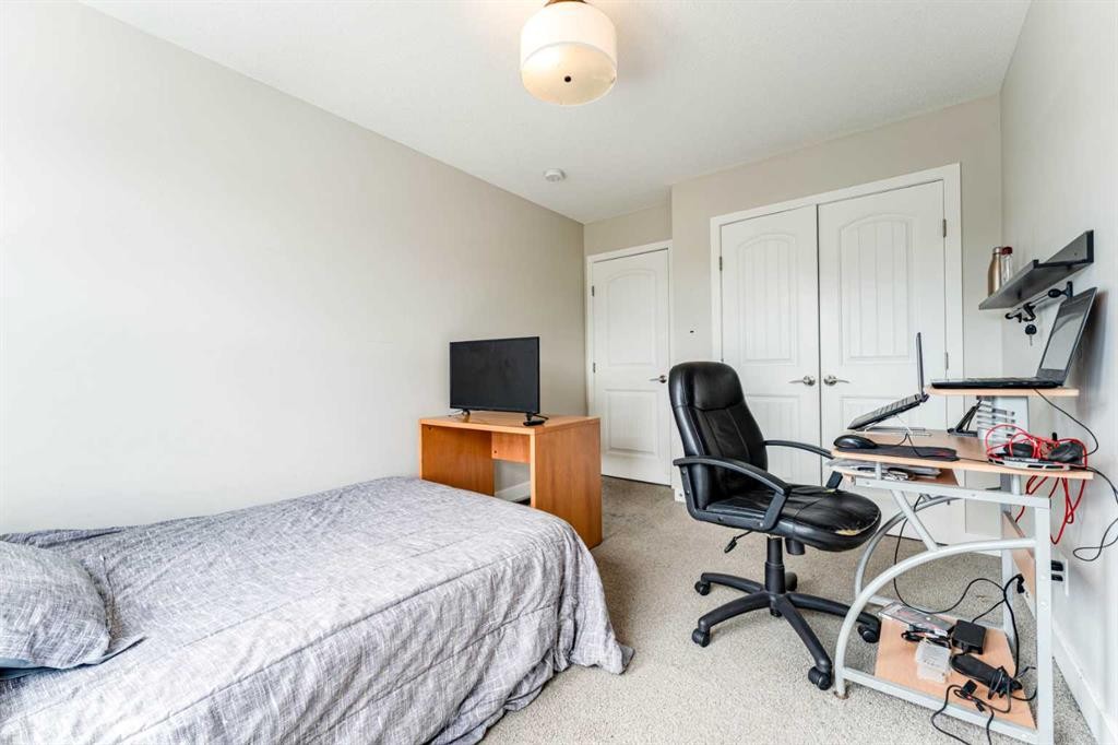 42 Buckskin Way, Cochrane, AB - Indoor Photo Showing Bedroom
