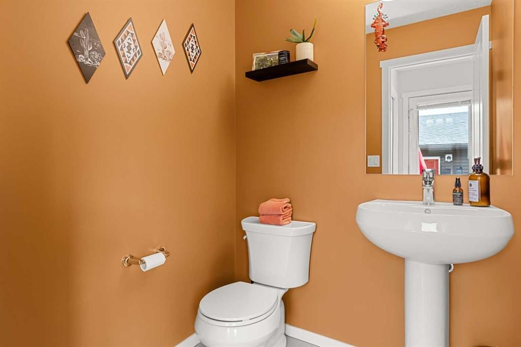 40 Sunvalley Road, Cochrane, AB - Indoor Photo Showing Bathroom