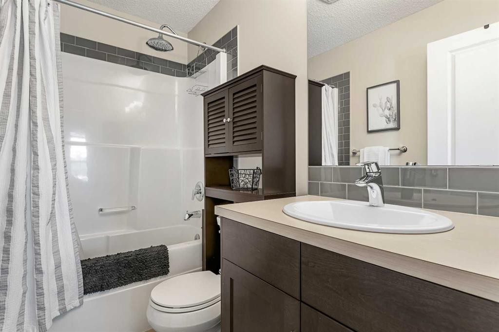40 Sunvalley Road, Cochrane, AB - Indoor Photo Showing Bathroom