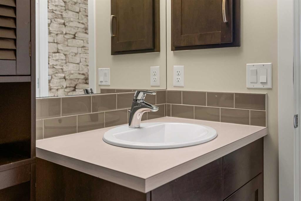 40 Sunvalley Road, Cochrane, AB - Indoor Photo Showing Bathroom