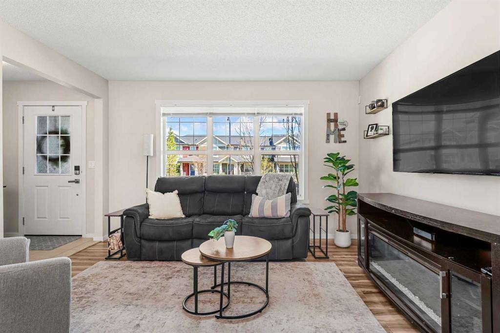 40 Sunvalley Road, Cochrane, AB - Indoor Photo Showing Living Room