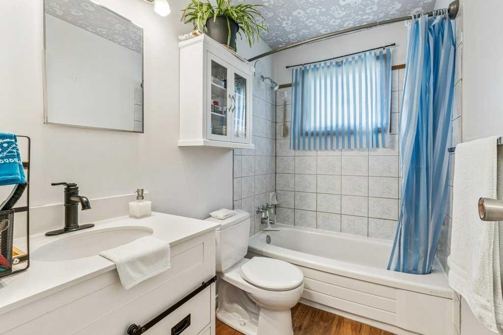 840 Pinecliff Drive Ne, Calgary, AB - Indoor Photo Showing Bathroom