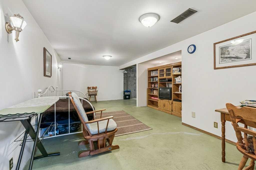 840 Pinecliff Drive Ne, Calgary, AB - Indoor