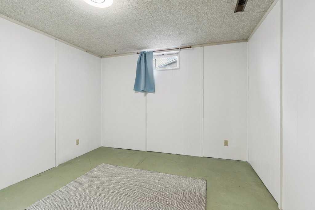 840 Pinecliff Drive Ne, Calgary, AB - Indoor Photo Showing Other Room