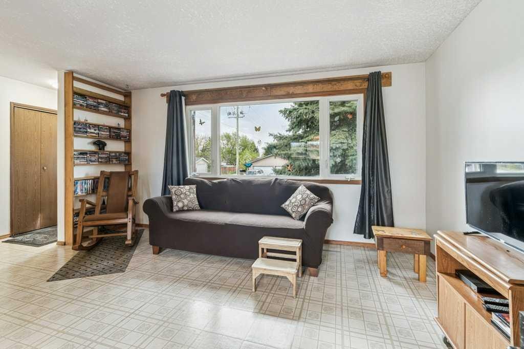840 Pinecliff Drive Ne, Calgary, AB - Indoor Photo Showing Living Room