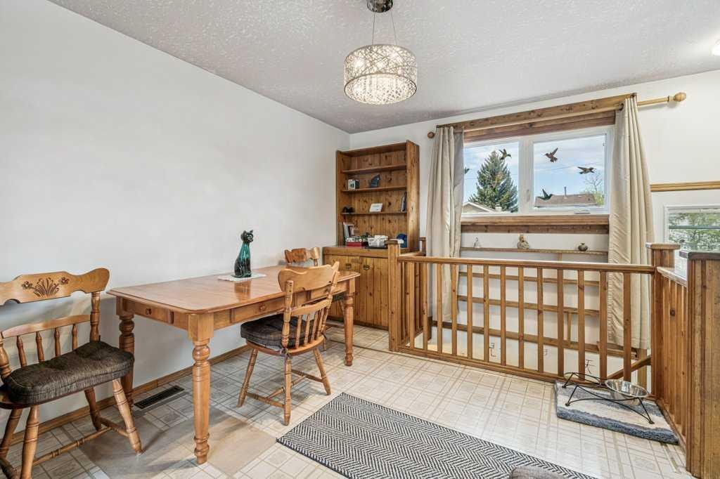 840 Pinecliff Drive Ne, Calgary, AB - Indoor Photo Showing Dining Room