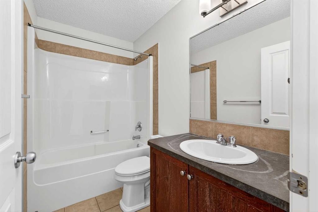 53 Royal Birch Way Nw, Calgary, AB - Indoor Photo Showing Bathroom