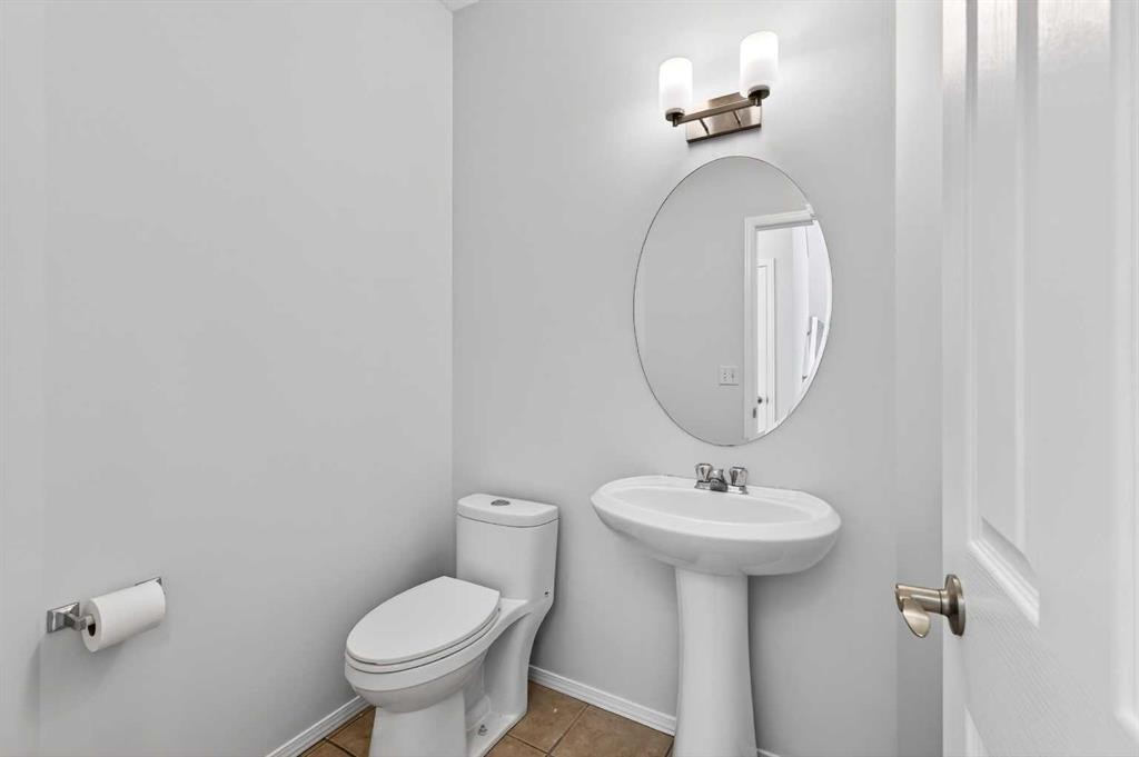 53 Royal Birch Way Nw, Calgary, AB - Indoor Photo Showing Bathroom