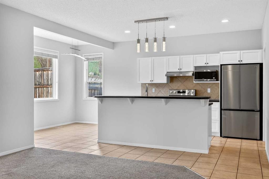 53 Royal Birch Way Nw, Calgary, AB - Indoor Photo Showing Kitchen