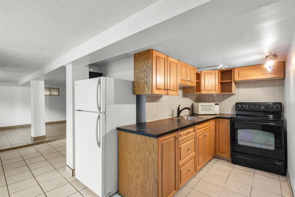 1404 18 Avenue Nw, Calgary, AB - Indoor Photo Showing Kitchen