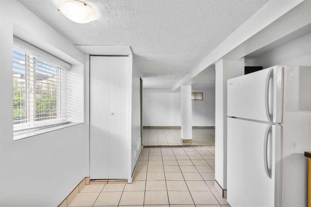 1404 18 Avenue Nw, Calgary, AB - Indoor Photo Showing Other Room