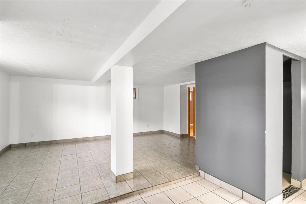 1404 18 Avenue Nw, Calgary, AB - Indoor Photo Showing Other Room