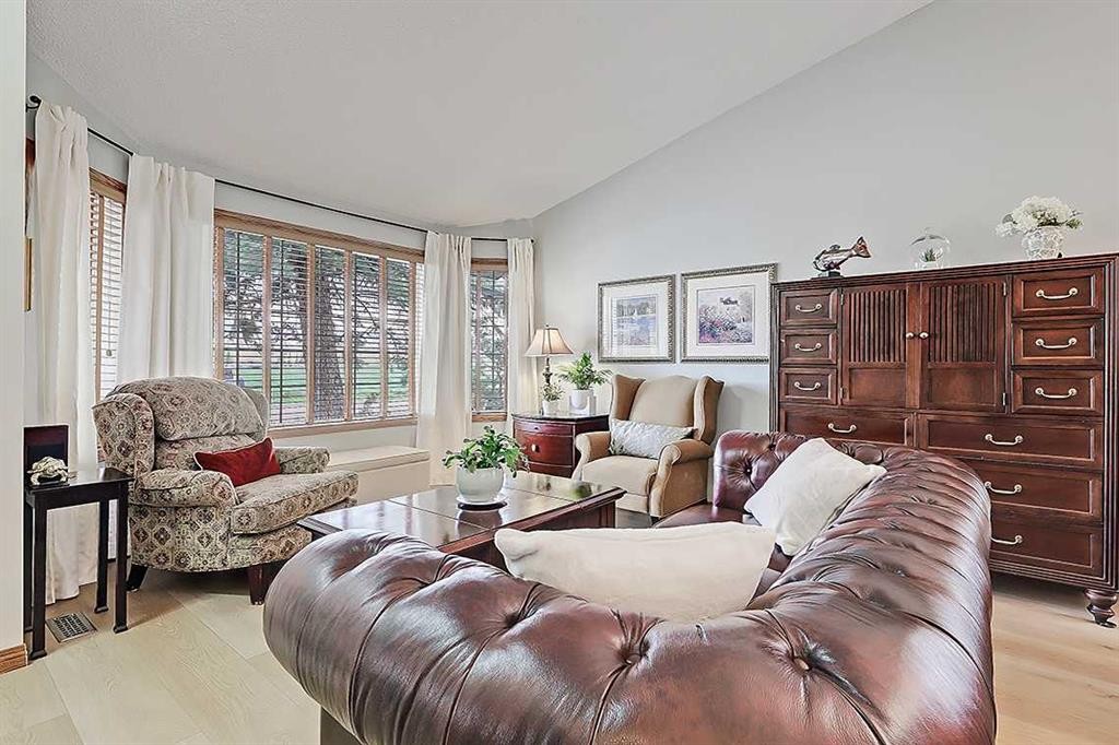 42 Sundown Close Se, Calgary, AB - Indoor Photo Showing Living Room