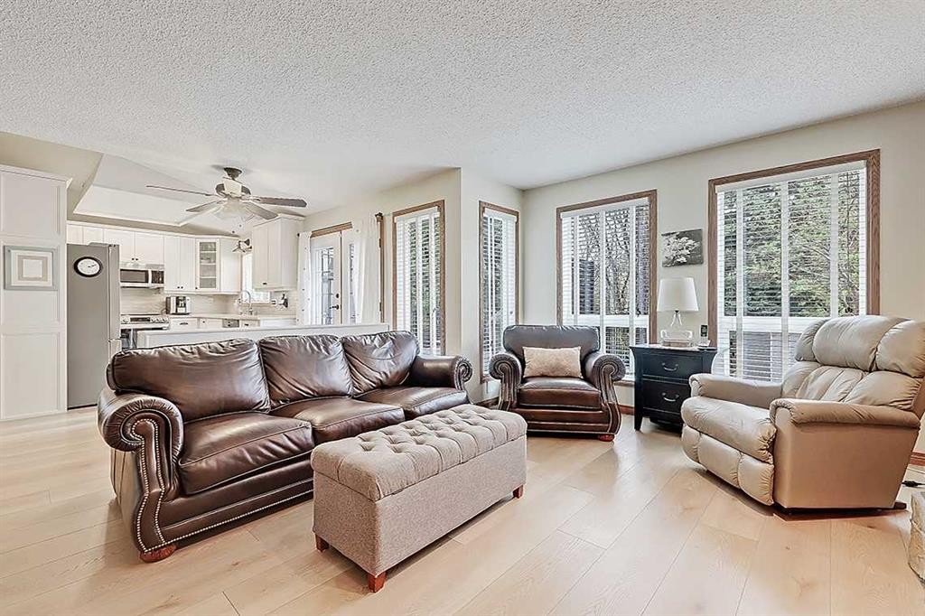 42 Sundown Close Se, Calgary, AB - Indoor Photo Showing Living Room