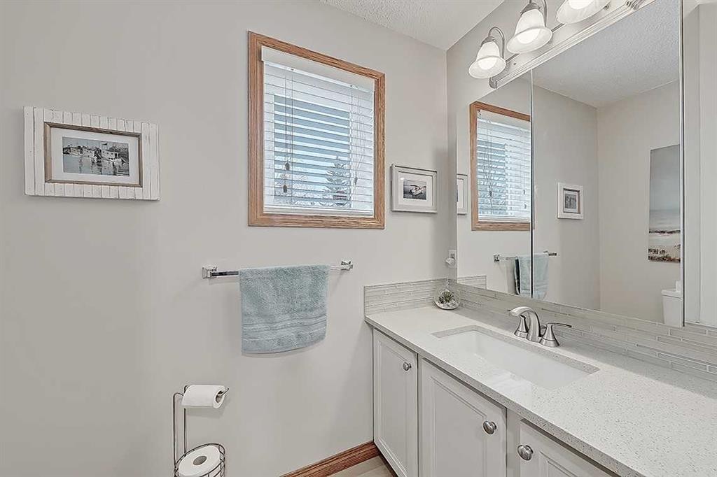 42 Sundown Close Se, Calgary, AB - Indoor Photo Showing Bathroom