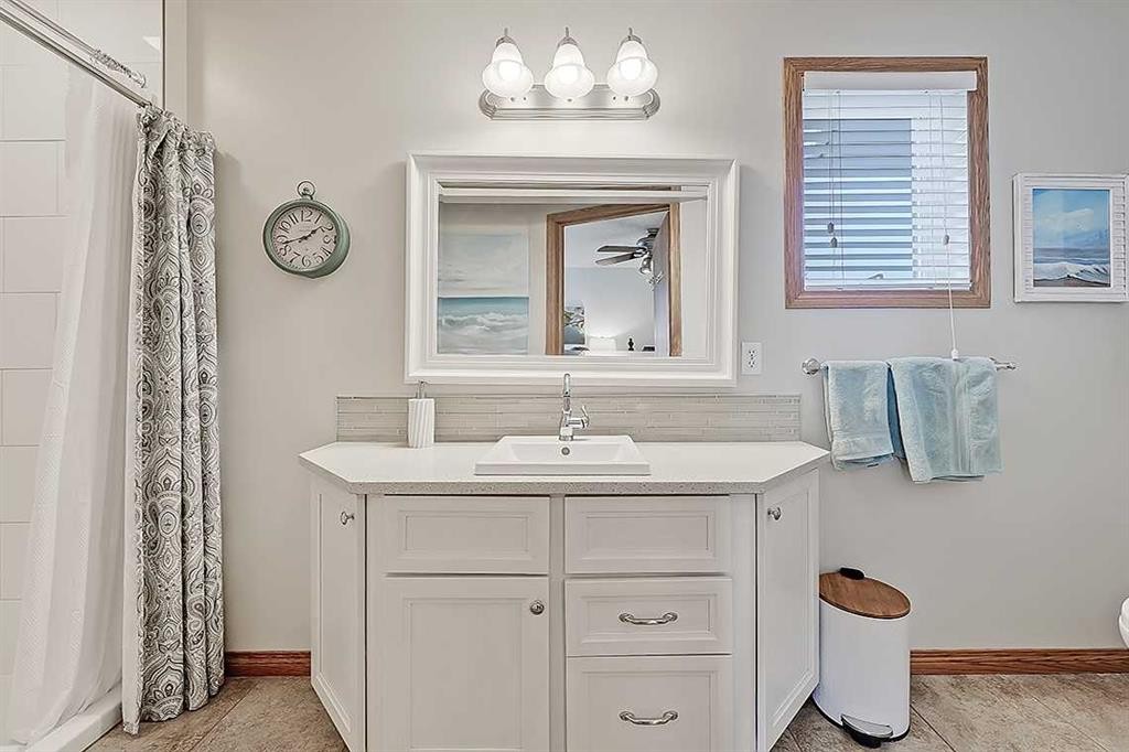 42 Sundown Close Se, Calgary, AB - Indoor Photo Showing Bathroom