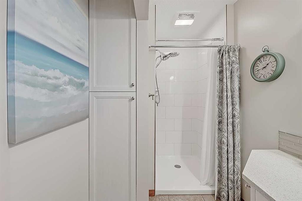 42 Sundown Close Se, Calgary, AB - Indoor Photo Showing Bathroom