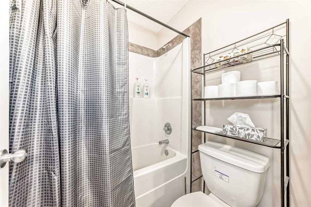 485 Cimarron Boulevard, Okotoks, AB - Indoor Photo Showing Bathroom