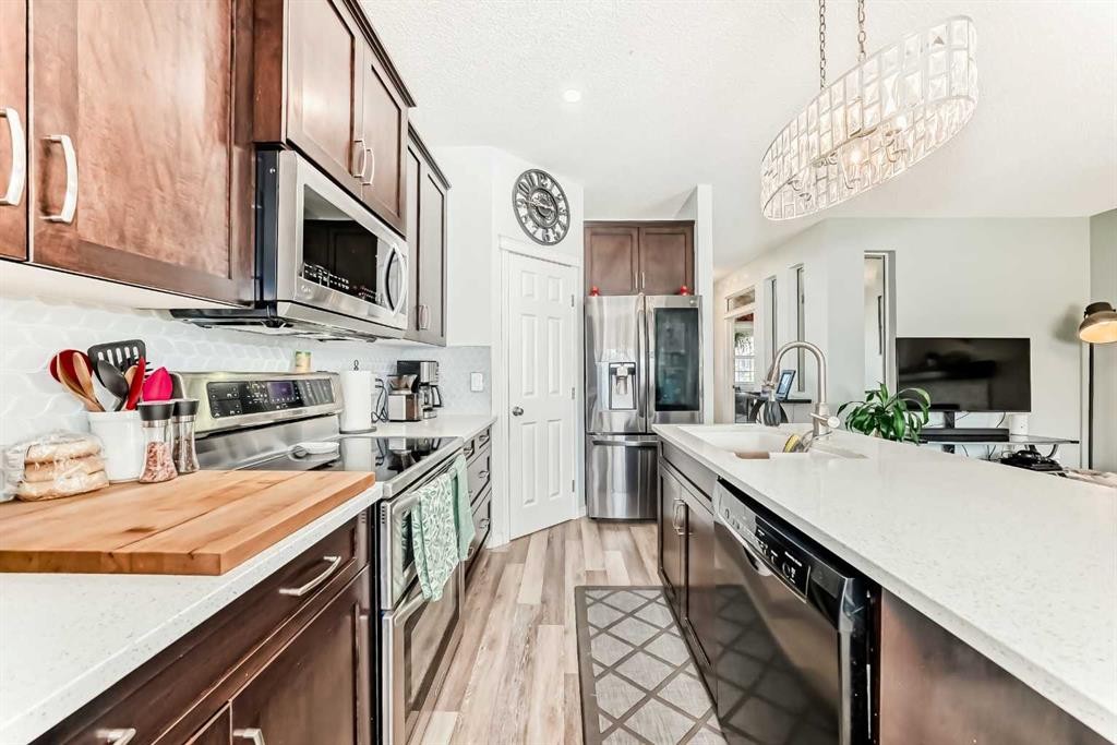 485 Cimarron Boulevard, Okotoks, AB - Indoor Photo Showing Kitchen With Stainless Steel Kitchen With Upgraded Kitchen