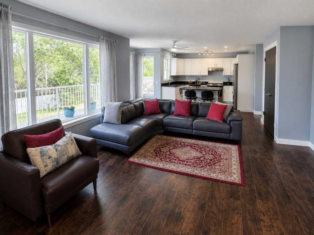 6 Cambria Place, Strathmore, AB - Indoor Photo Showing Living Room