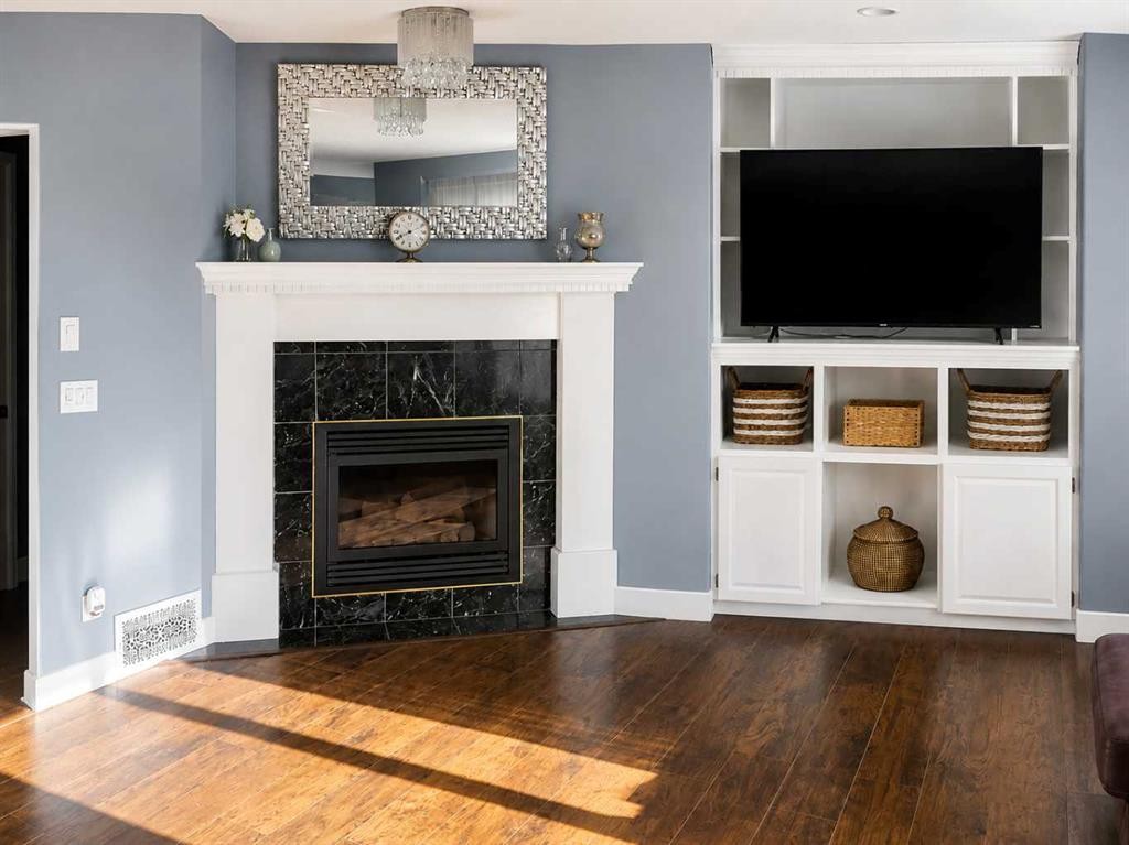 6 Cambria Place, Strathmore, AB - Indoor Photo Showing Living Room With Fireplace