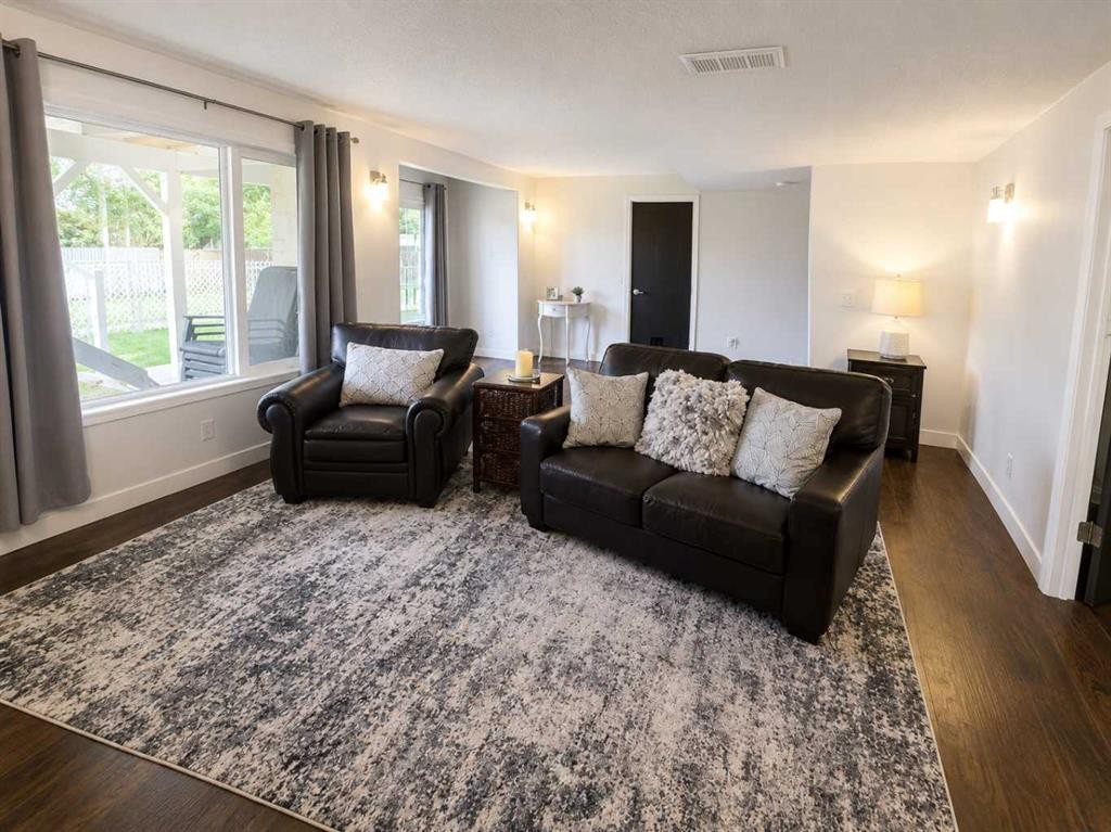 6 Cambria Place, Strathmore, AB - Indoor Photo Showing Living Room