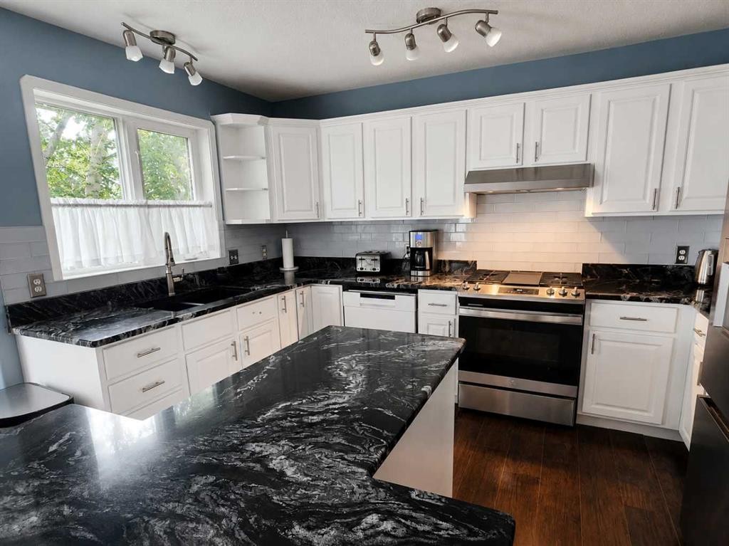 6 Cambria Place, Strathmore, AB - Indoor Photo Showing Kitchen