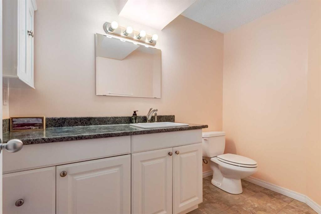 324 Evermeadow Road Sw, Calgary, AB - Indoor Photo Showing Bathroom