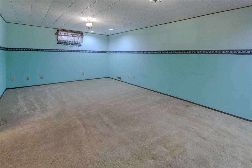 255 Huntcroft Road Ne, Calgary, AB - Indoor Photo Showing Other Room
