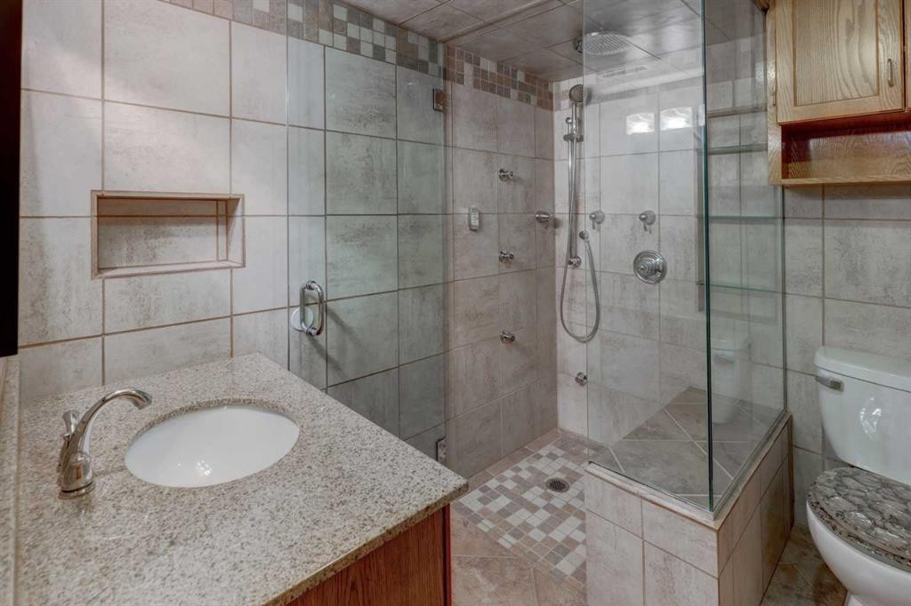 255 Huntcroft Road Ne, Calgary, AB - Indoor Photo Showing Bathroom
