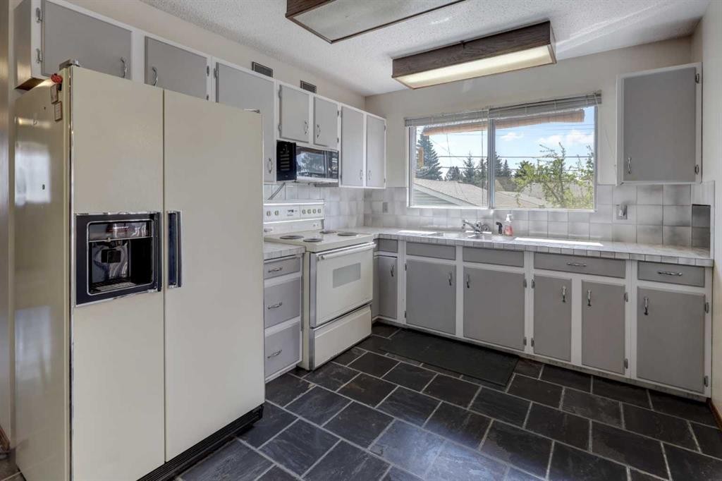 255 Huntcroft Road Ne, Calgary, AB - Indoor Photo Showing Kitchen