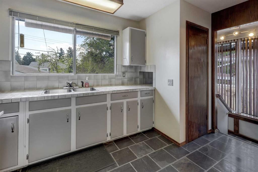 255 Huntcroft Road Ne, Calgary, AB - Indoor