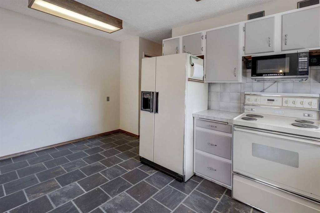 255 Huntcroft Road Ne, Calgary, AB - Indoor Photo Showing Kitchen