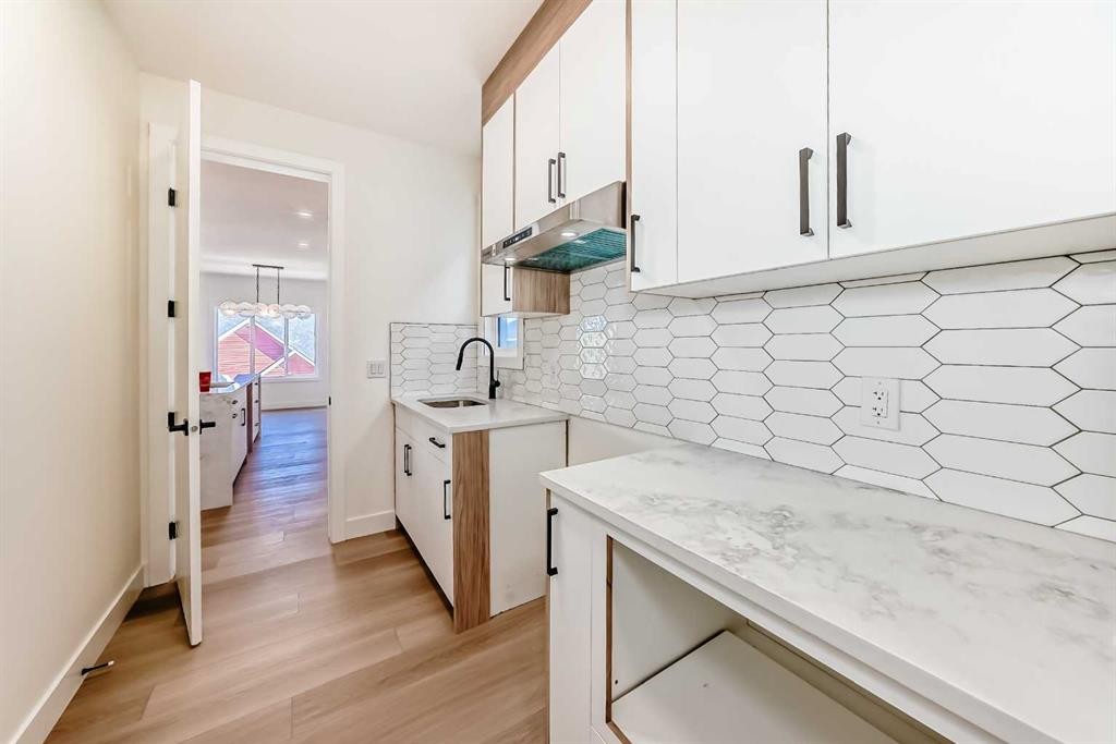 407 Rivercrest Road, Cochrane, AB - Indoor Photo Showing Kitchen