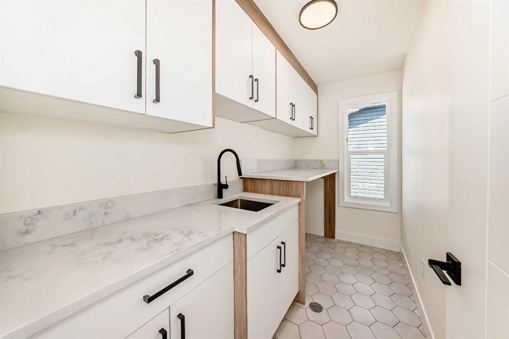 407 Rivercrest Road, Cochrane, AB - Indoor Photo Showing Kitchen