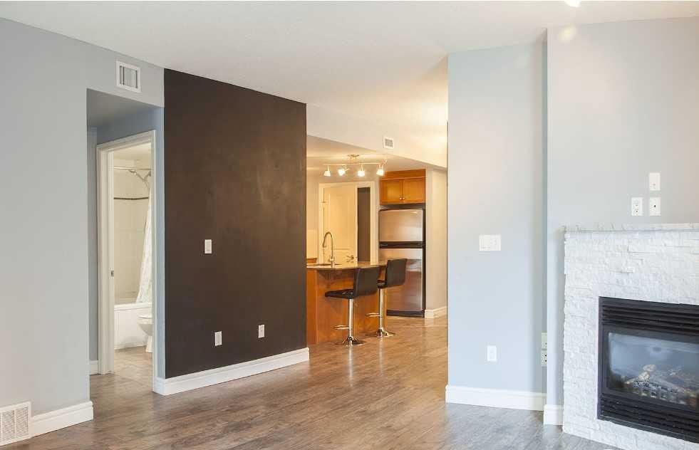 601-910 5 Avenue Sw, Calgary, AB - Indoor Photo Showing Living Room With Fireplace