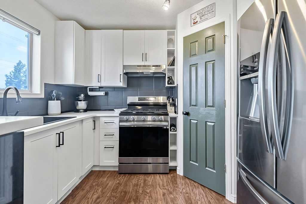 145 Harvest Glen Way Ne, Calgary, AB - Indoor Photo Showing Kitchen