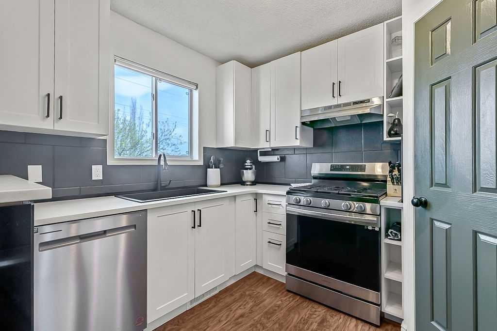 145 Harvest Glen Way Ne, Calgary, AB - Indoor Photo Showing Kitchen
