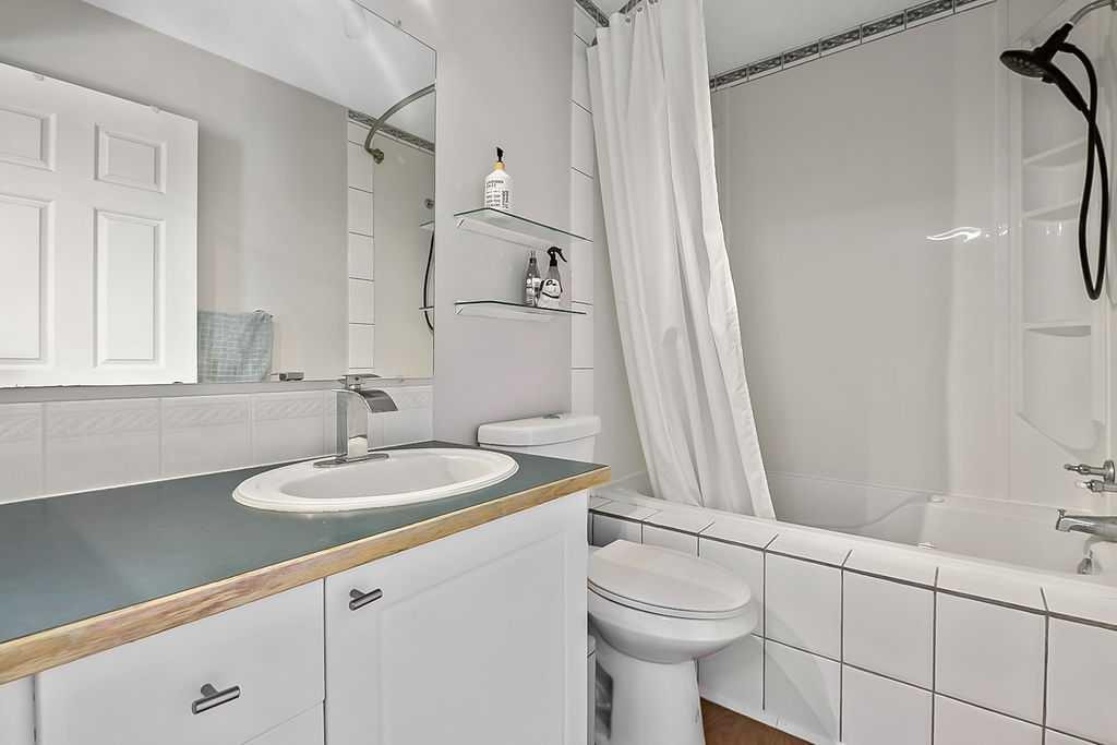 145 Harvest Glen Way Ne, Calgary, AB - Indoor Photo Showing Bathroom