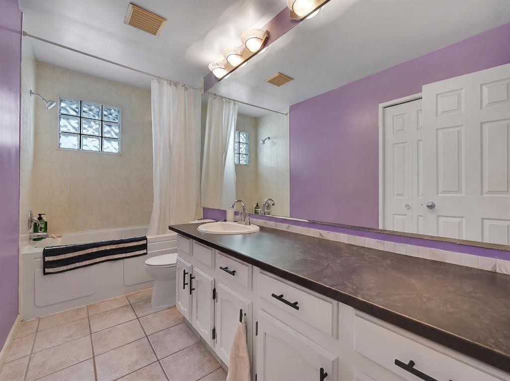 160 Strathcona Close Sw, Calgary, AB - Indoor Photo Showing Bathroom