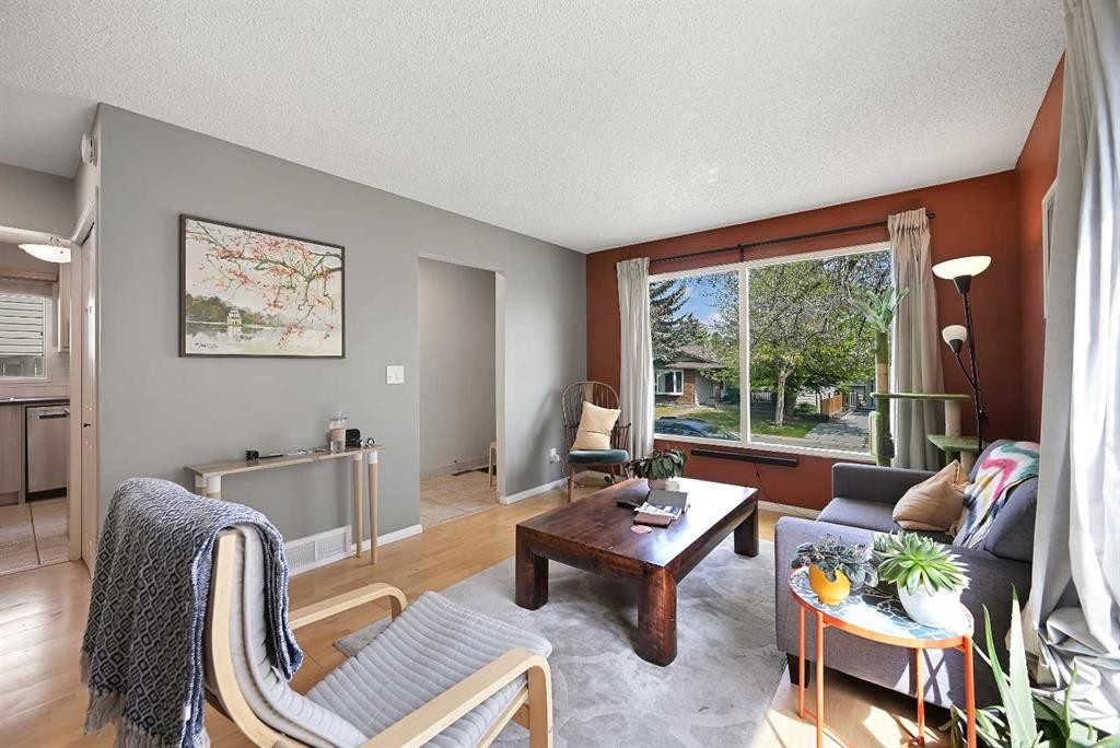 160 Strathcona Close Sw, Calgary, AB - Indoor Photo Showing Living Room