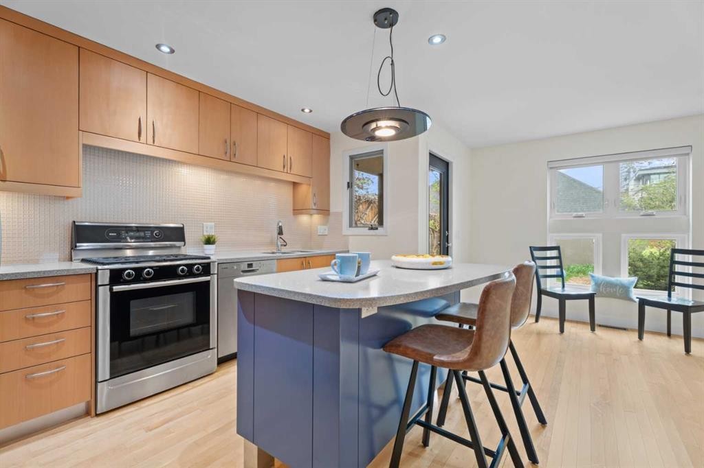 216 4 Avenue Ne, Calgary, AB - Indoor Photo Showing Kitchen