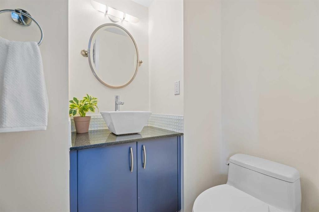 216 4 Avenue Ne, Calgary, AB - Indoor Photo Showing Bathroom