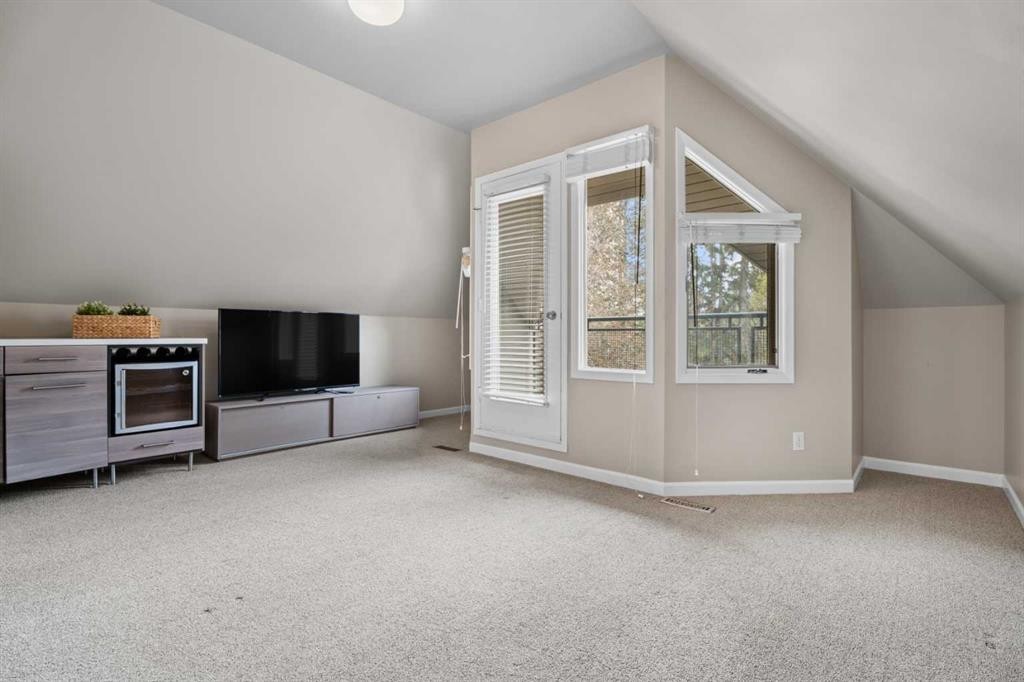 216 4 Avenue Ne, Calgary, AB - Indoor Photo Showing Other Room