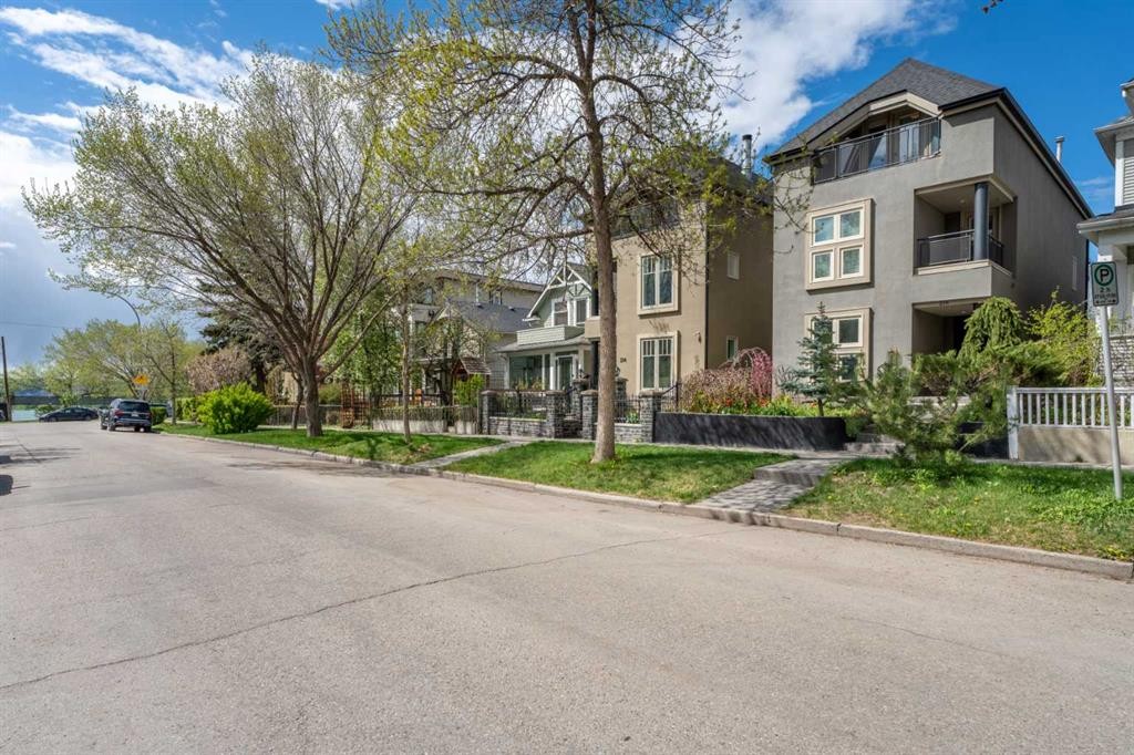 216 4 Avenue Ne, Calgary, AB - Outdoor With Facade